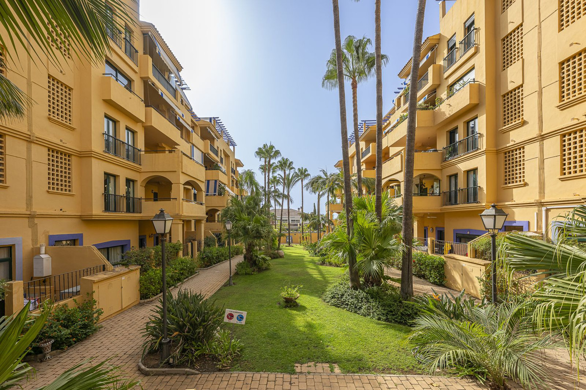 3 Bed Apartment for sale in San Pedro De Alcántara Costa Del Sol, Málaga, Spain
