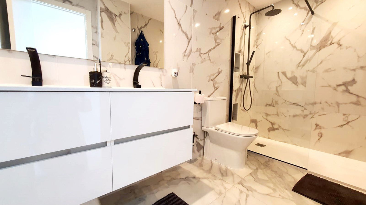 Se vende Apartamento Planta Media de 3 dormitorios en Costa Del Sol, Málaga, España