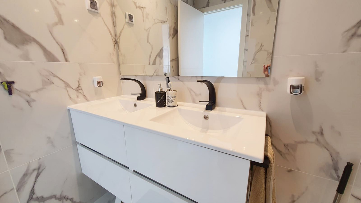 Se vende Apartamento Planta Media de 3 dormitorios en Costa Del Sol, Málaga, España
