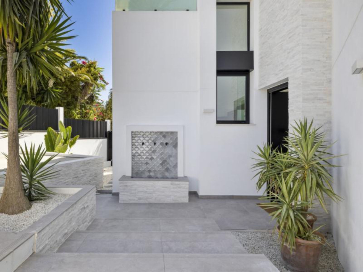5 Bed Townhouse for sale in Marbesa Costa Del Sol, Málaga, Spain