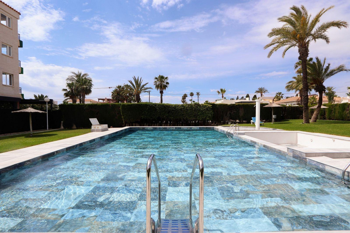 Se vende Apartamento Planta Media de 3 dormitorios en Costa Blanca, Alicante, España
