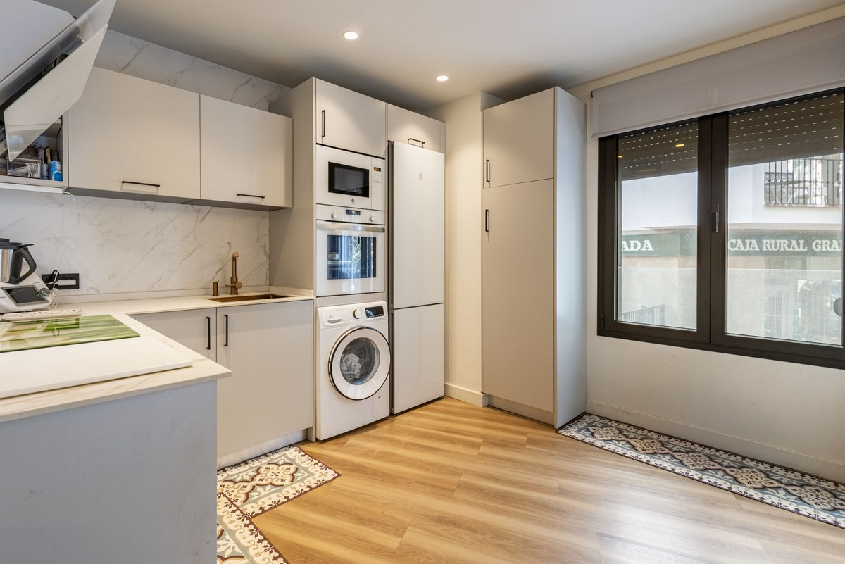 3 Bed Apartment for sale in Estepona Costa Del Sol, Málaga, Spain