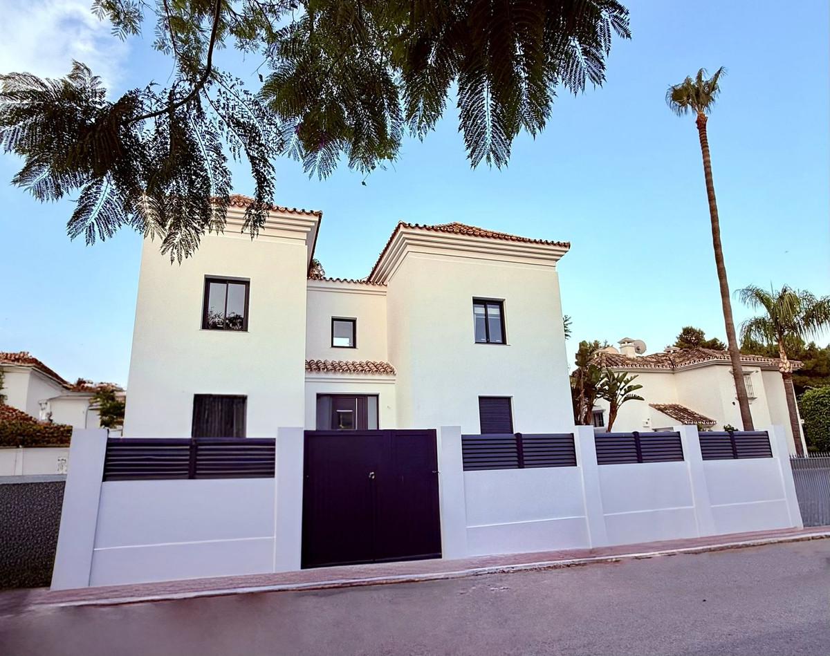 5 Bed Townhouse for sale in Marbella Costa Del Sol, Málaga, Spain