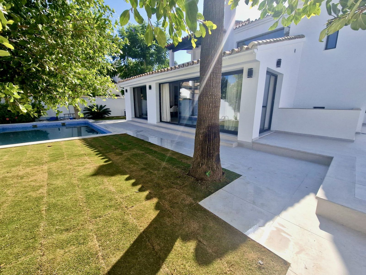 5 Bed Townhouse for sale in Marbella Costa Del Sol, Málaga, Spain