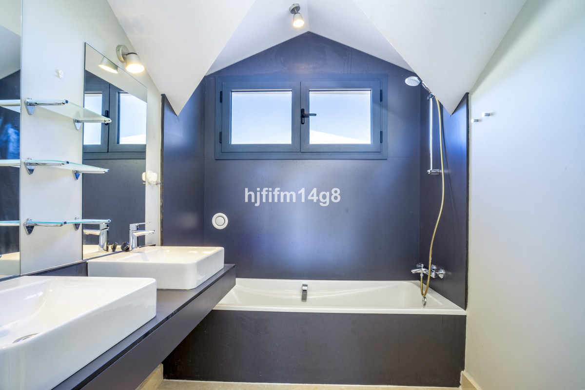2 Bed Apartment for sale in Estepona Costa Del Sol, Málaga, Spain