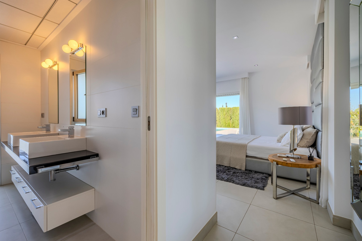 Se vende Villa - Chalet de 5 dormitorios en Costa Blanca, Alicante, España