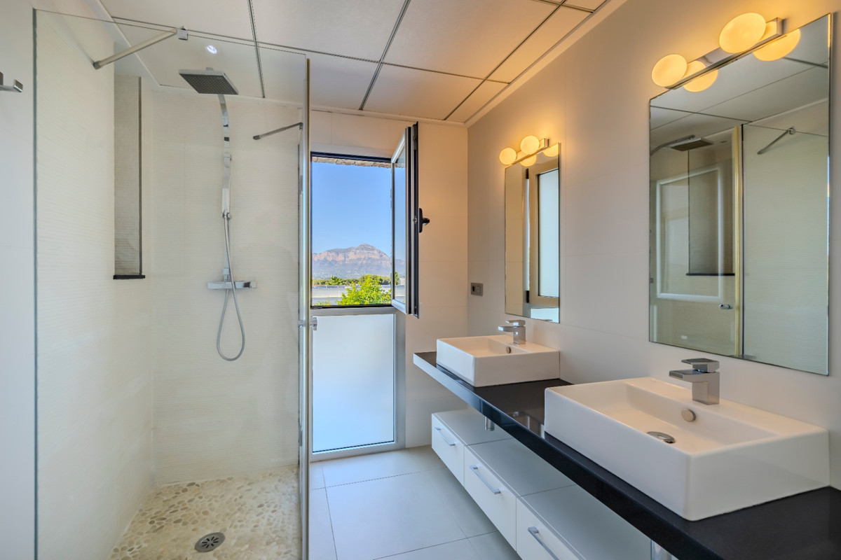 Se vende Villa - Chalet de 5 dormitorios en Costa Blanca, Alicante, España