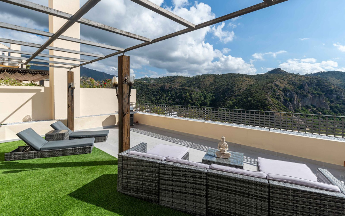 4 Bed Townhouse for sale in Benahavís Costa Del Sol, Málaga, Spain