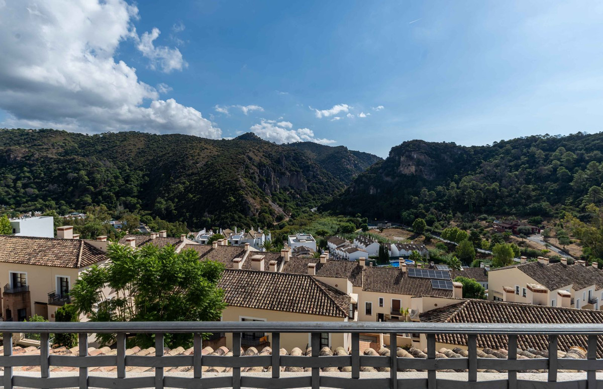 4 Bed Townhouse for sale in Benahavís Costa Del Sol, Málaga, Spain
