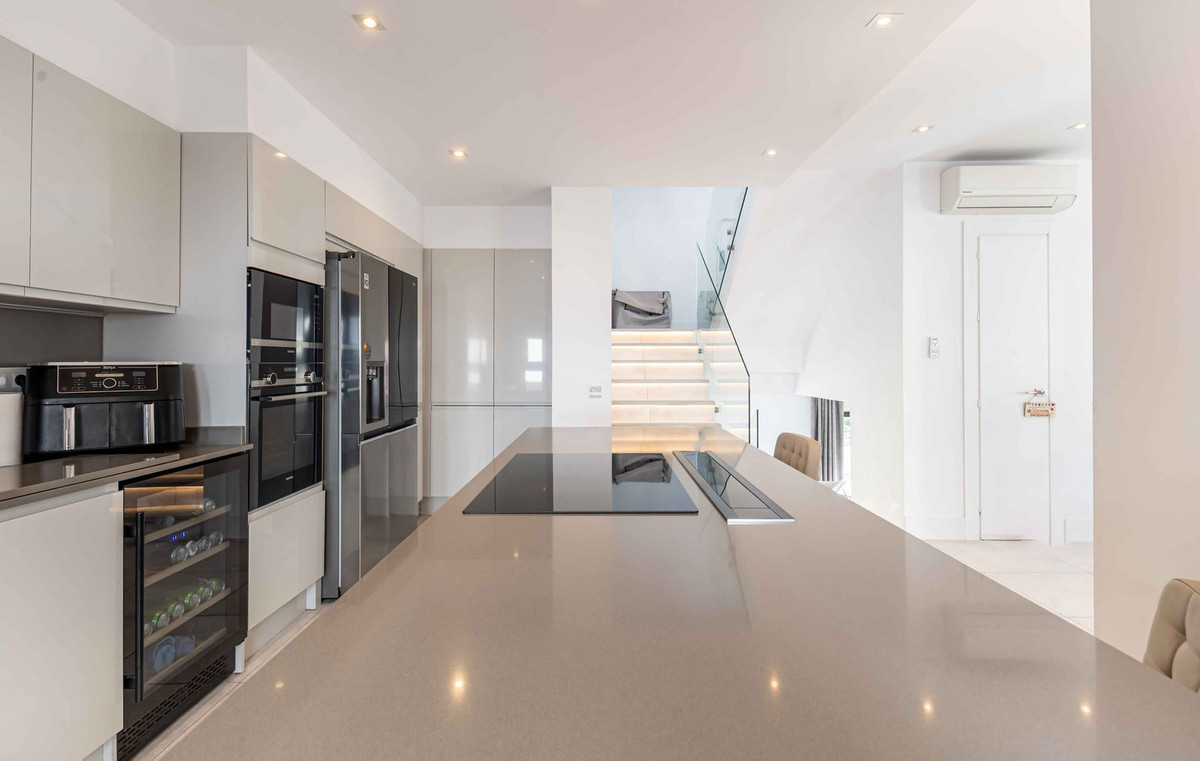 4 Bed Townhouse for sale in Benahavís Costa Del Sol, Málaga, Spain