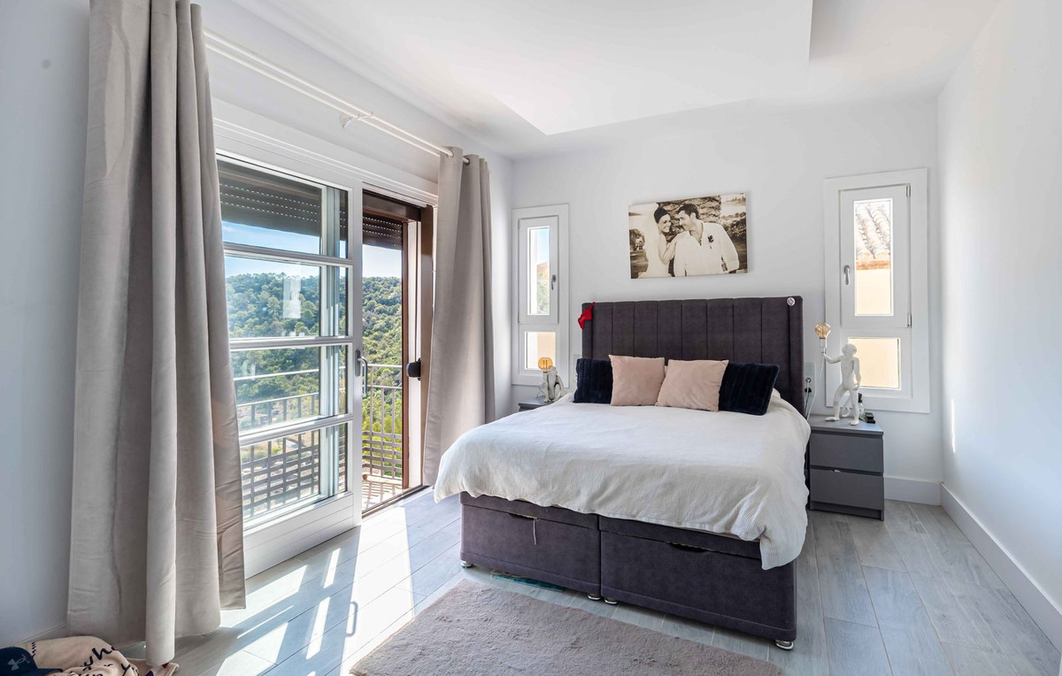 4 Bed Townhouse for sale in Benahavís Costa Del Sol, Málaga, Spain