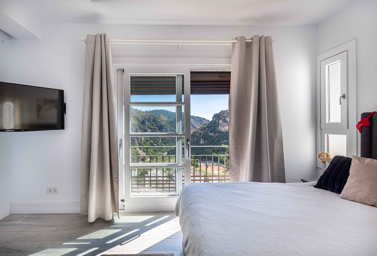 4 Bed Townhouse for sale in Benahavís Costa Del Sol, Málaga, Spain