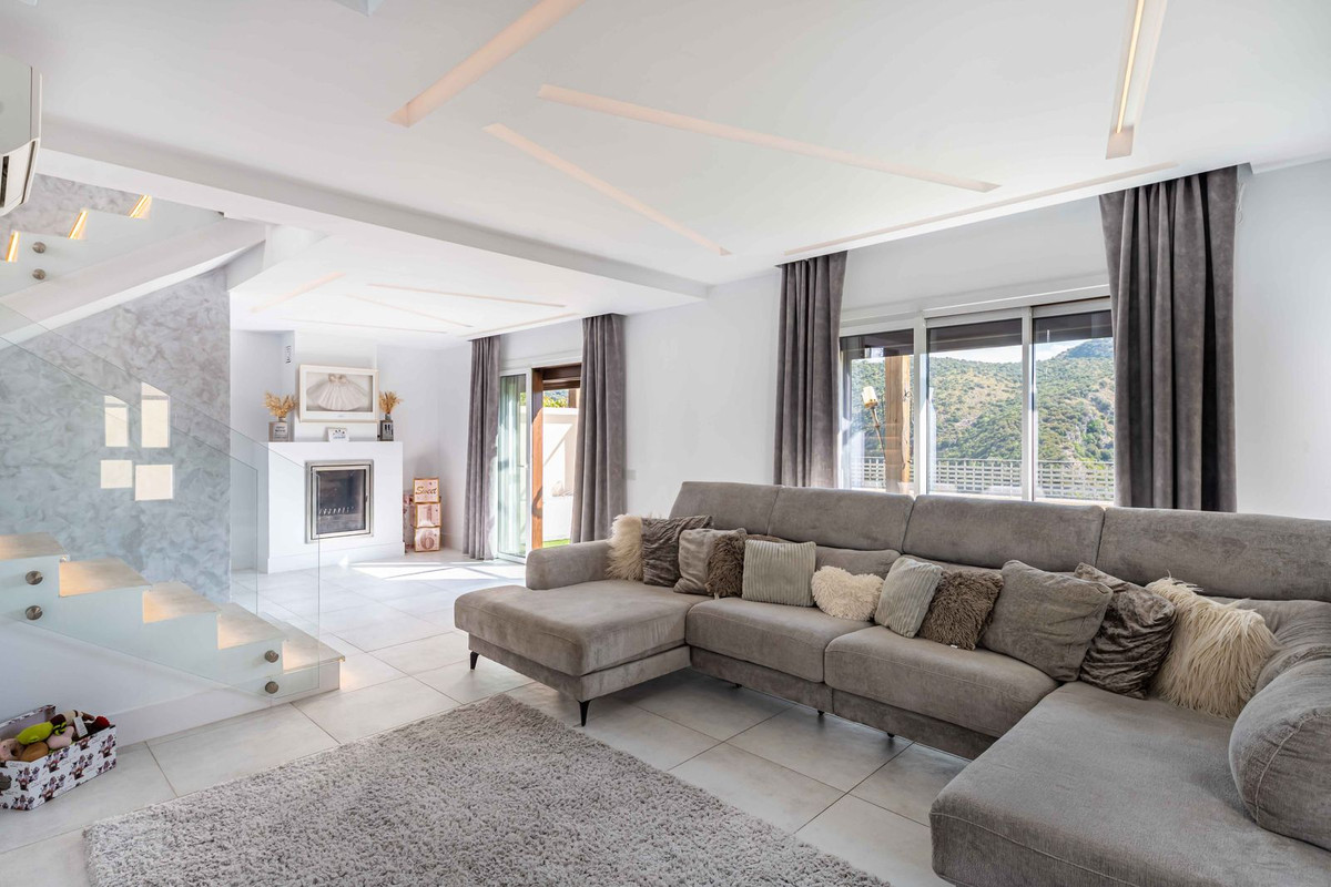 4 Bed Townhouse for sale in Benahavís Costa Del Sol, Málaga, Spain