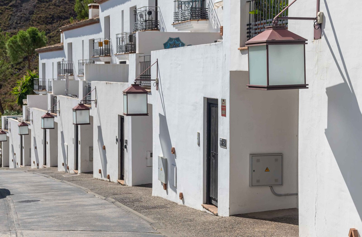 4 Bed Townhouse for sale in Benahavís Costa Del Sol, Málaga, Spain
