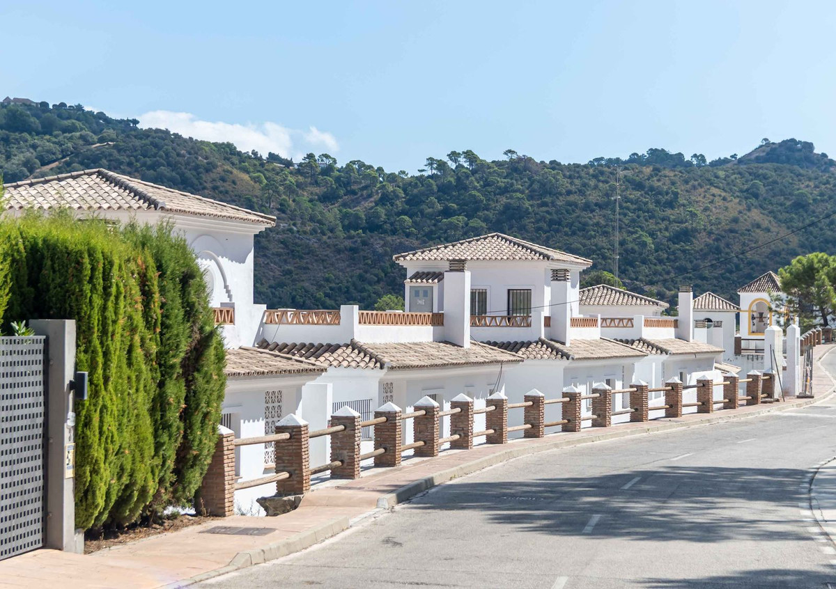 4 Bed Townhouse for sale in Benahavís Costa Del Sol, Málaga, Spain