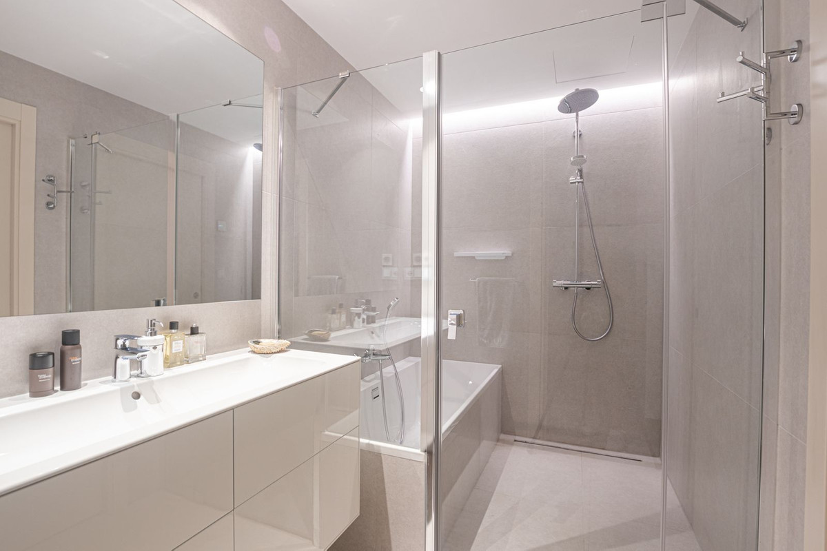 2 Bed Apartment for sale in Estepona Costa Del Sol, Málaga, Spain