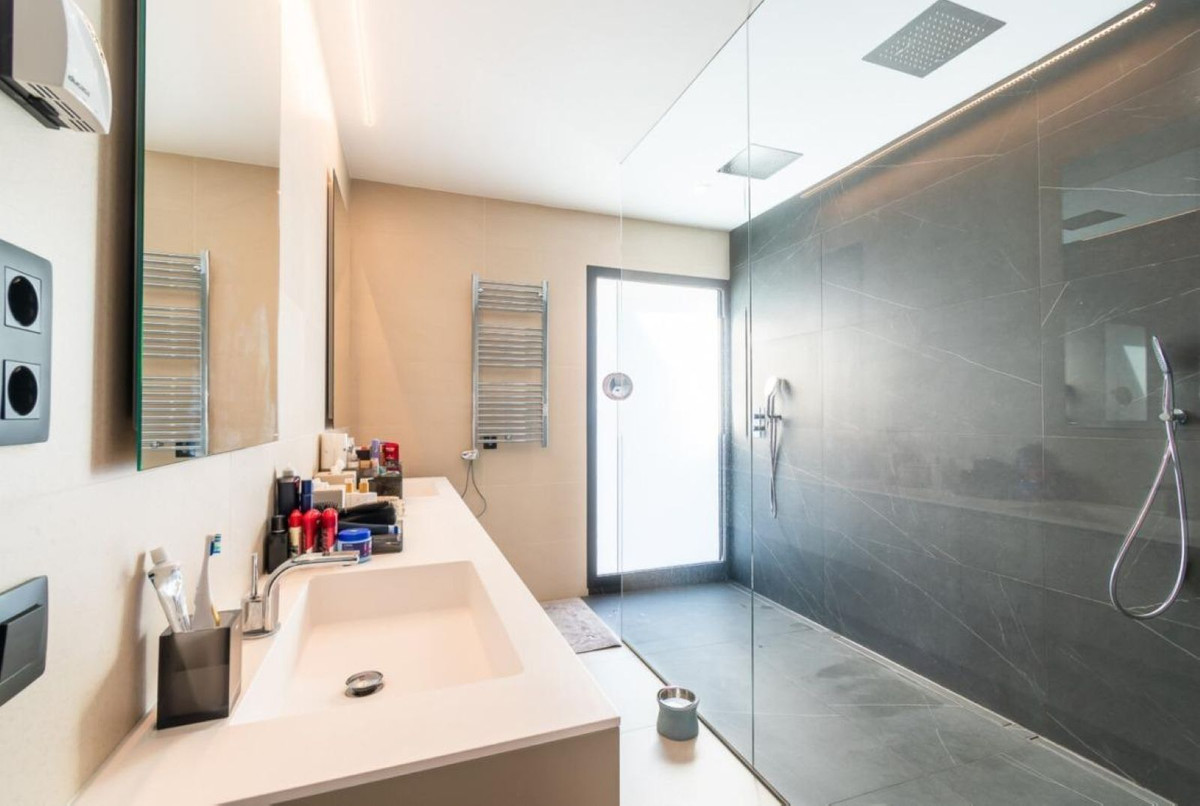 Se vende Villa - Chalet de 4 dormitorios en Costa Del Sol, Málaga, España