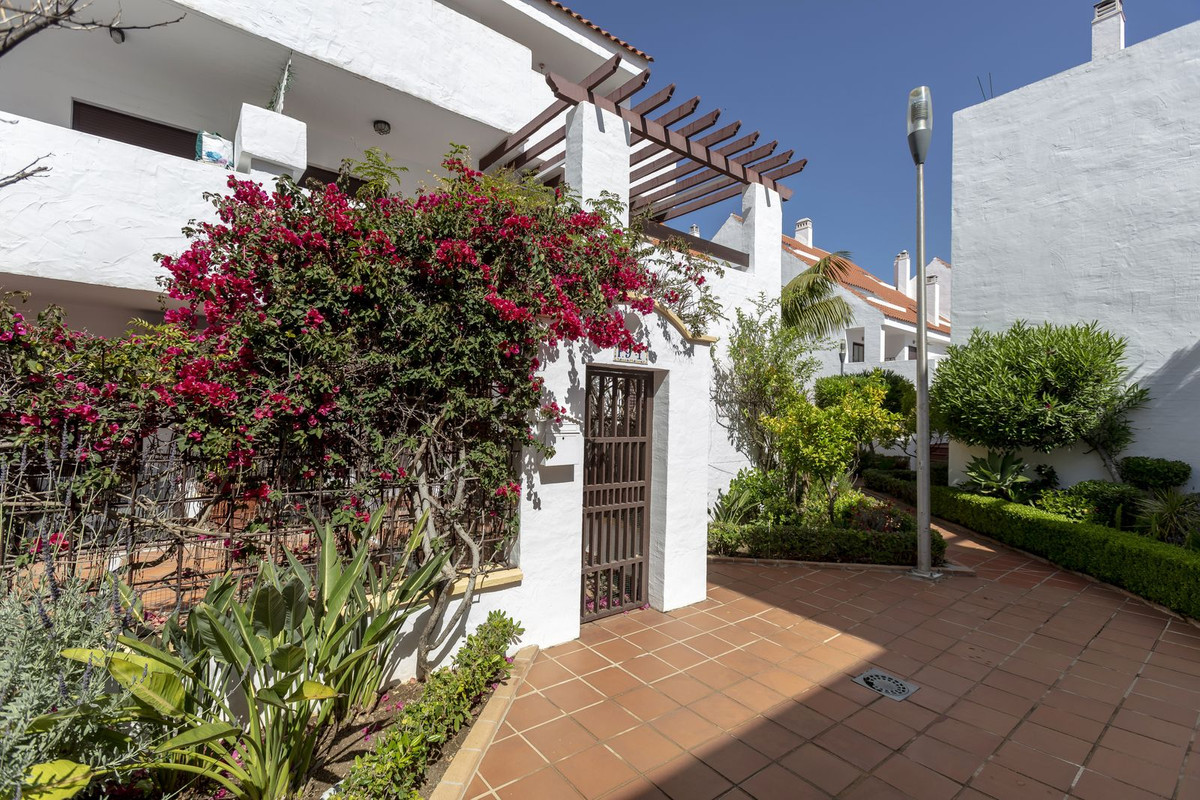 2 Bed Apartment for sale in Nueva Andalucía Costa Del Sol, Málaga, Spain