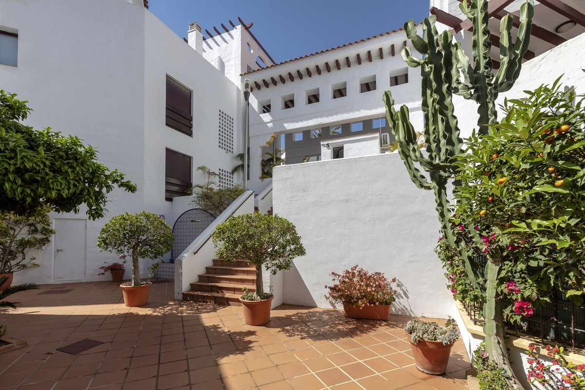 2 Bed Apartment for sale in Nueva Andalucía Costa Del Sol, Málaga, Spain