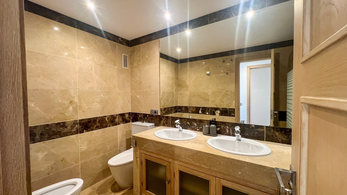 2 Bed Apartment for sale in La Duquesa Costa Del Sol, Málaga, Spain
