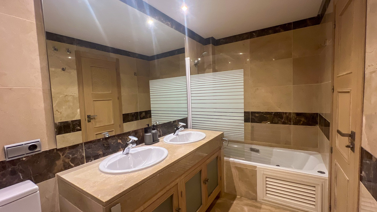2 Bed Apartment for sale in La Duquesa Costa Del Sol, Málaga, Spain