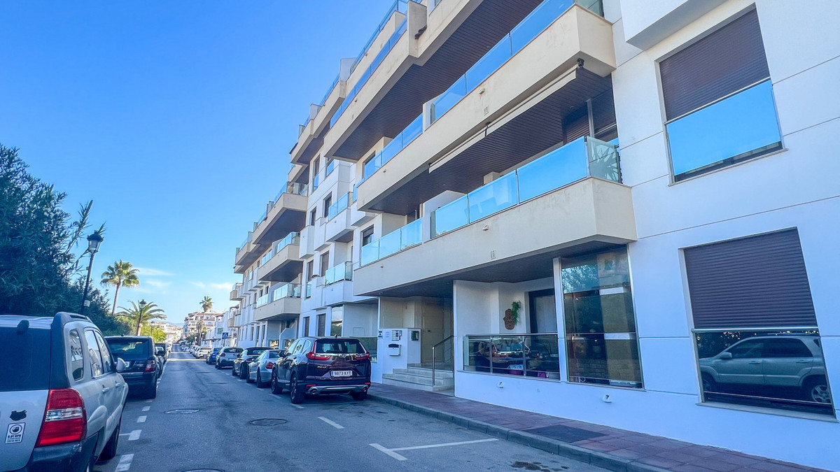 2 Bed Apartment for sale in La Duquesa Costa Del Sol, Málaga, Spain