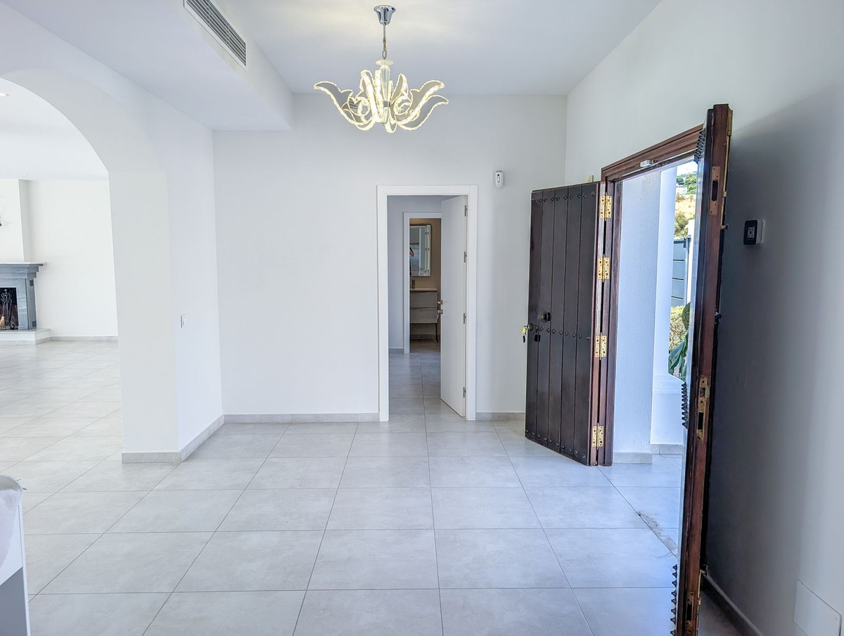 Se vende Villa - Chalet de 5 dormitorios en Costa Del Sol, Málaga, España