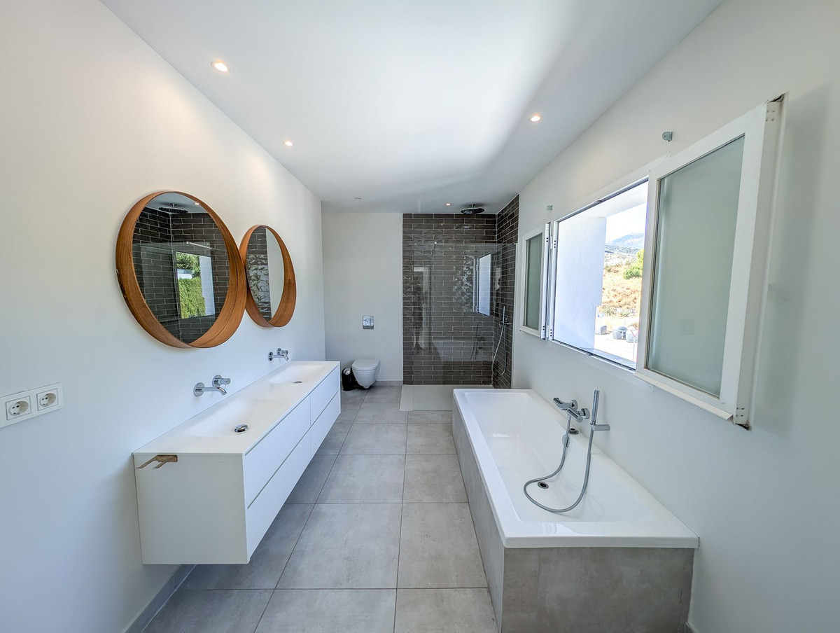 Se vende Villa - Chalet de 5 dormitorios en Costa Del Sol, Málaga, España