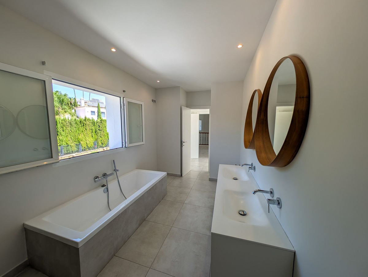 Se vende Villa - Chalet de 5 dormitorios en Costa Del Sol, Málaga, España