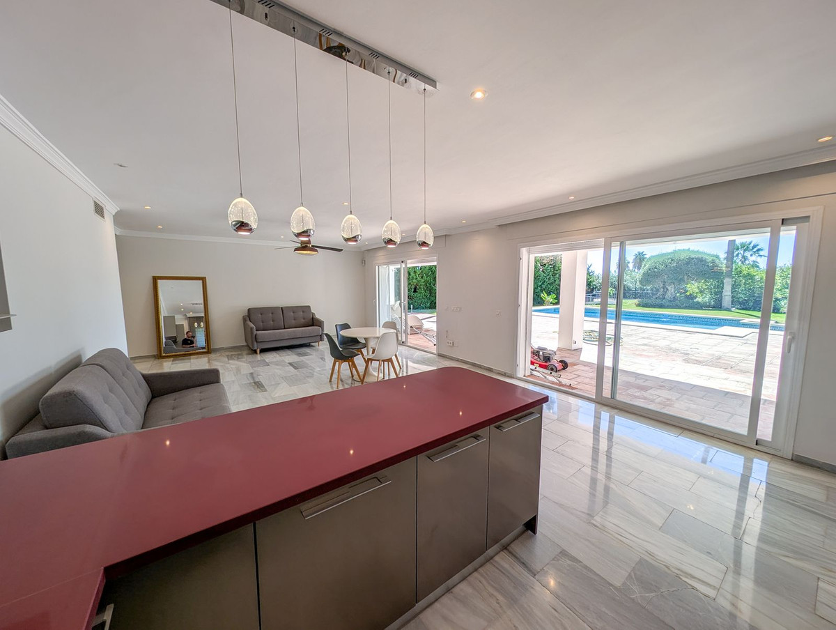Se vende Villa - Chalet de 5 dormitorios en Costa Del Sol, Málaga, España