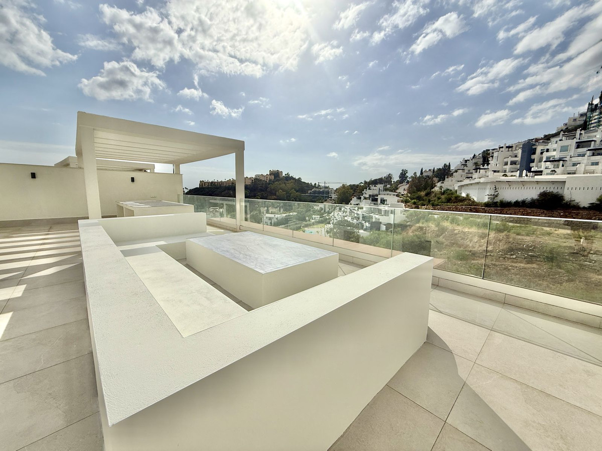 3 Bed Apartment for sale in La Quinta Costa Del Sol, Málaga, Spain