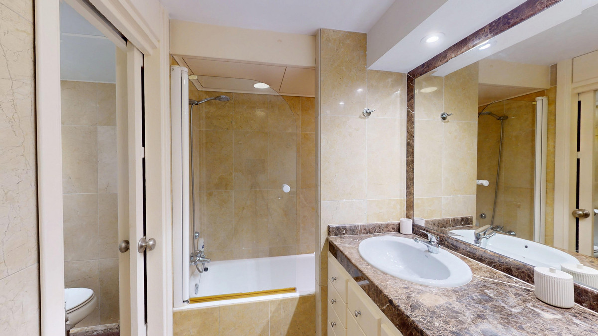 Se vende Apartamento Planta Media de 2 dormitorios en Costa Del Sol, Málaga, España