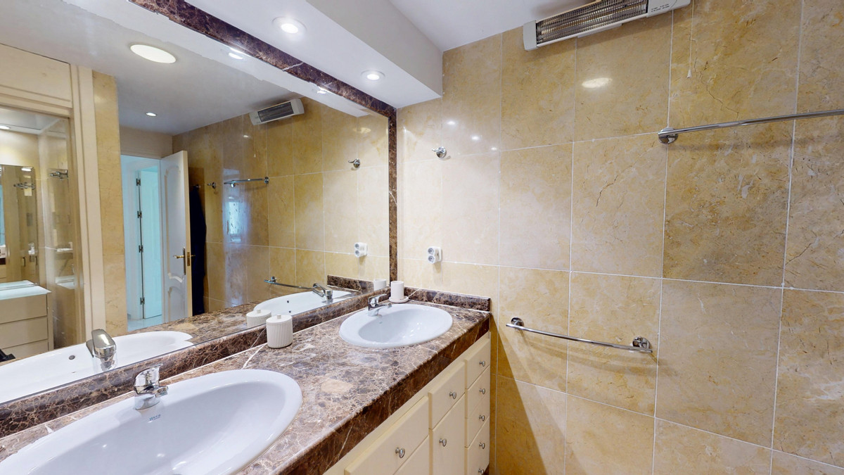 Se vende Apartamento Planta Media de 2 dormitorios en Costa Del Sol, Málaga, España