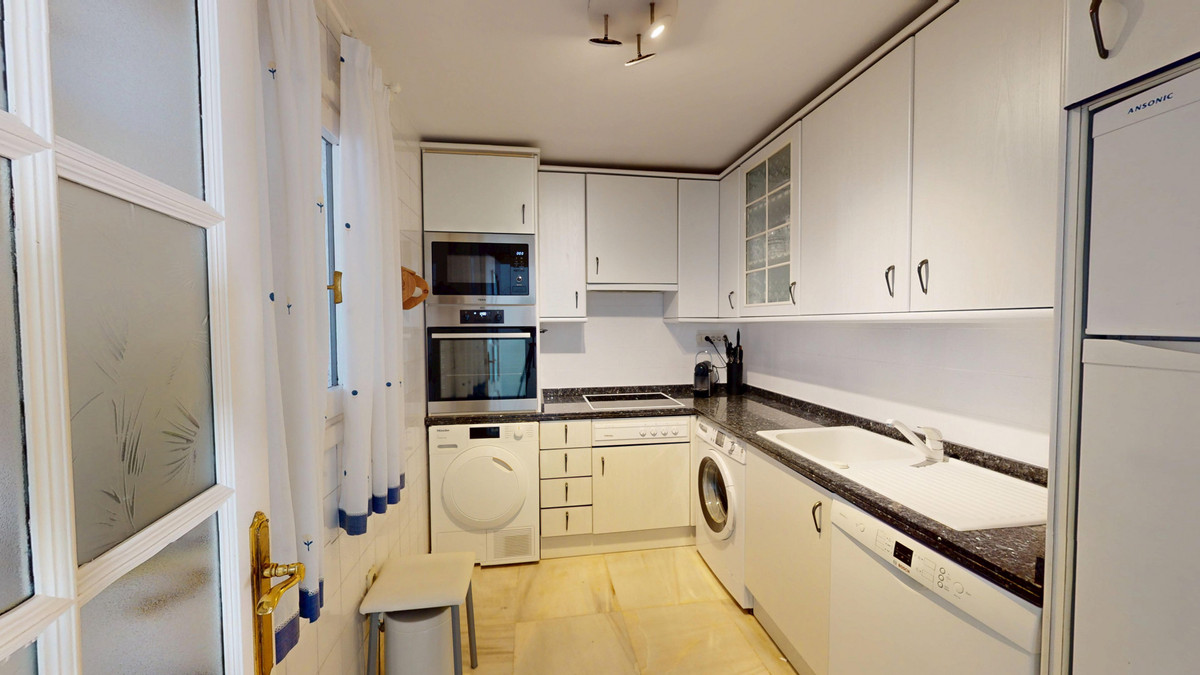 Se vende Apartamento Planta Media de 2 dormitorios en Costa Del Sol, Málaga, España