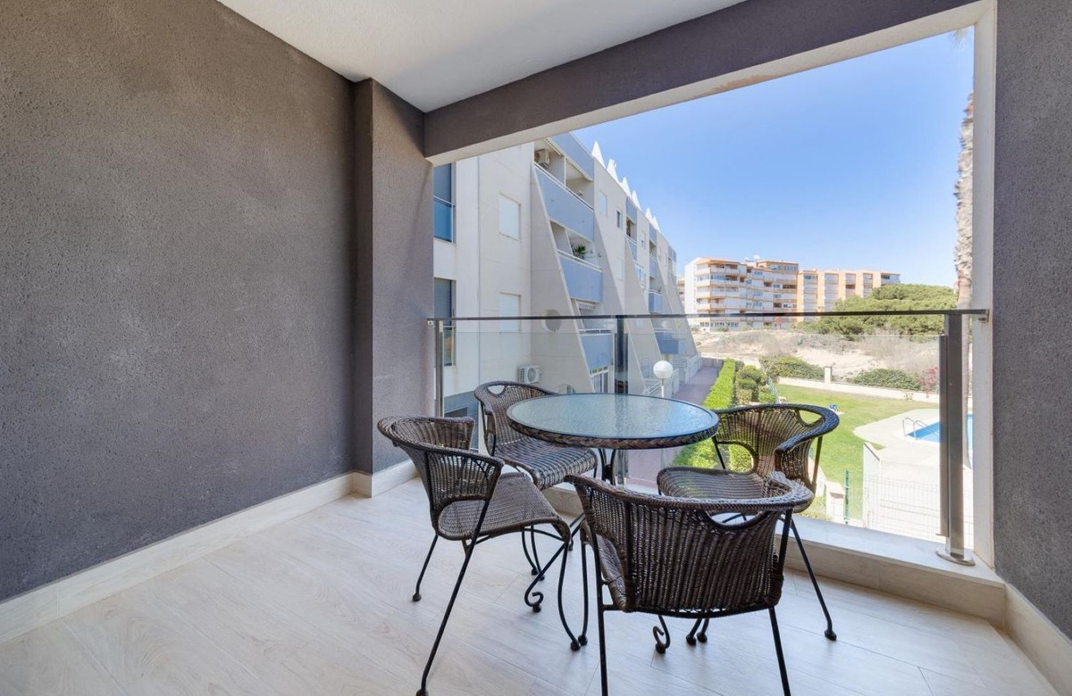 Se vende Apartamento Planta Media de 2 dormitorios en Costa Blanca, Alicante, España