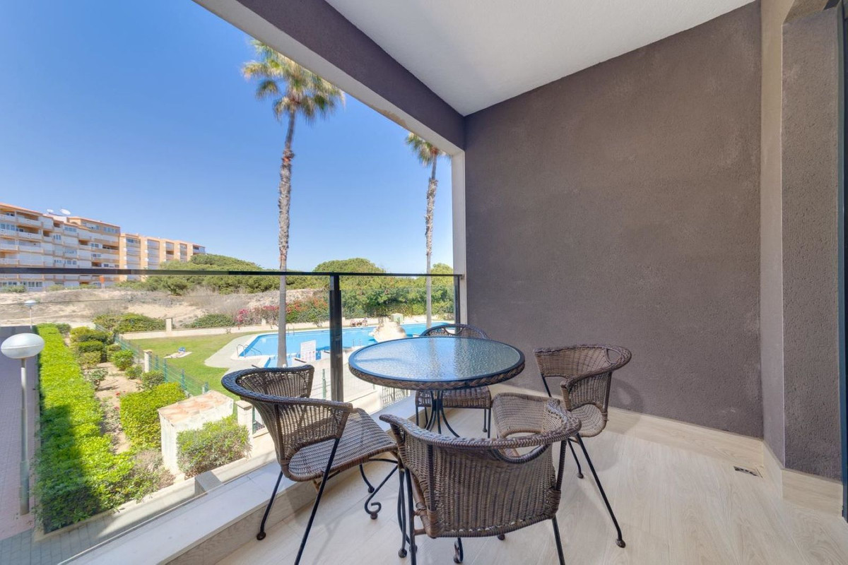 Se vende Apartamento Planta Media de 2 dormitorios en Costa Blanca, Alicante, España