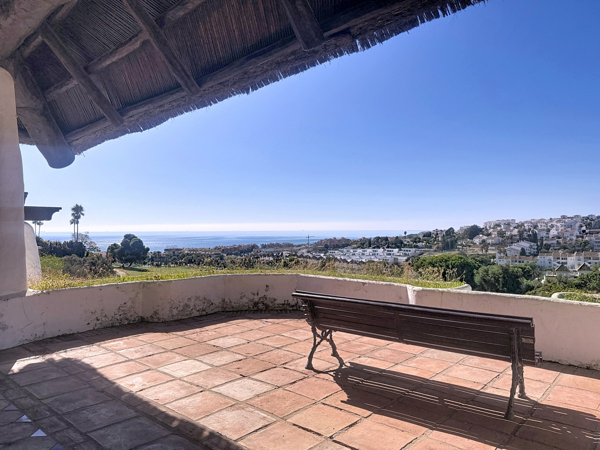 2 Bed Apartment for sale in La Duquesa Costa Del Sol, Málaga, Spain