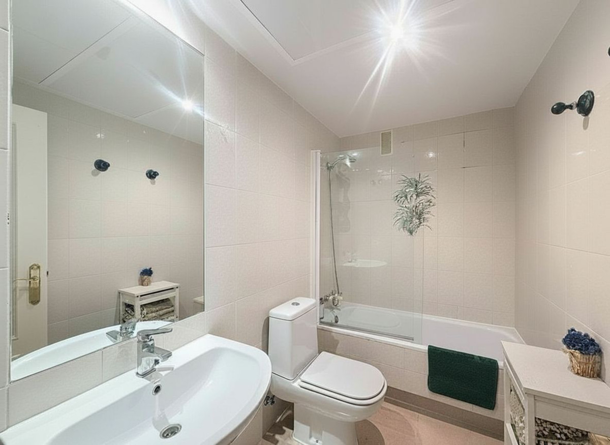 2 Bed Apartment for sale in La Duquesa Costa Del Sol, Málaga, Spain