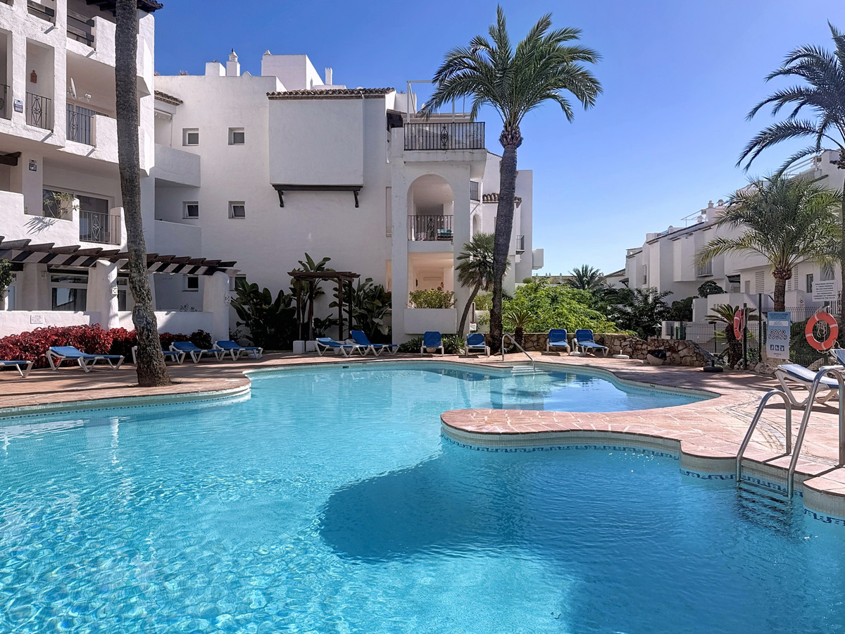 2 Bed Apartment for sale in La Duquesa Costa Del Sol, Málaga, Spain