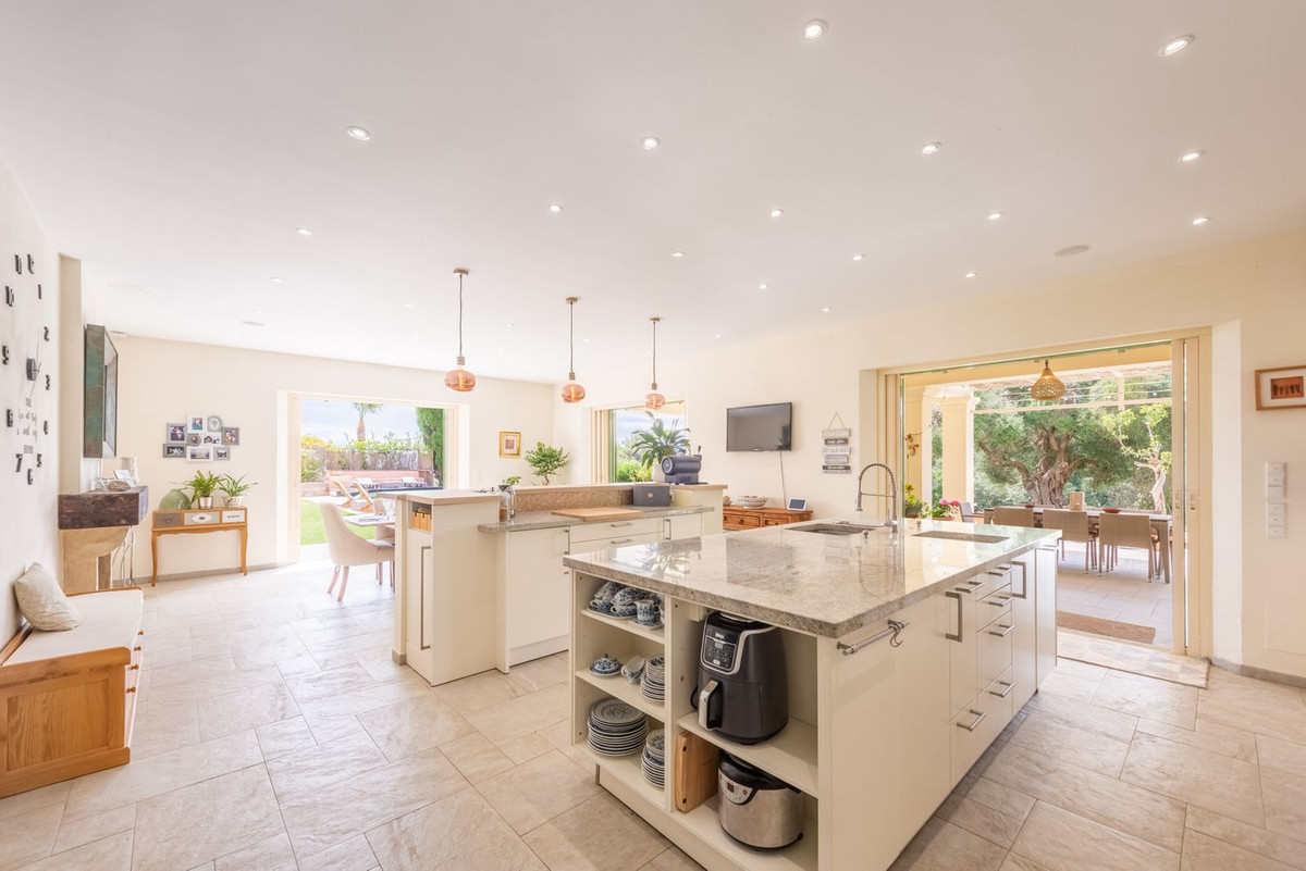 Se vende Villa - Chalet de 7 dormitorios en Costa Del Sol, Cadiz, España