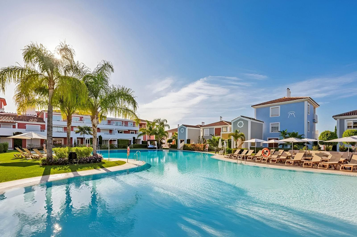 2 Bed Apartment for sale in El Paraiso Costa Del Sol, Málaga, Spain