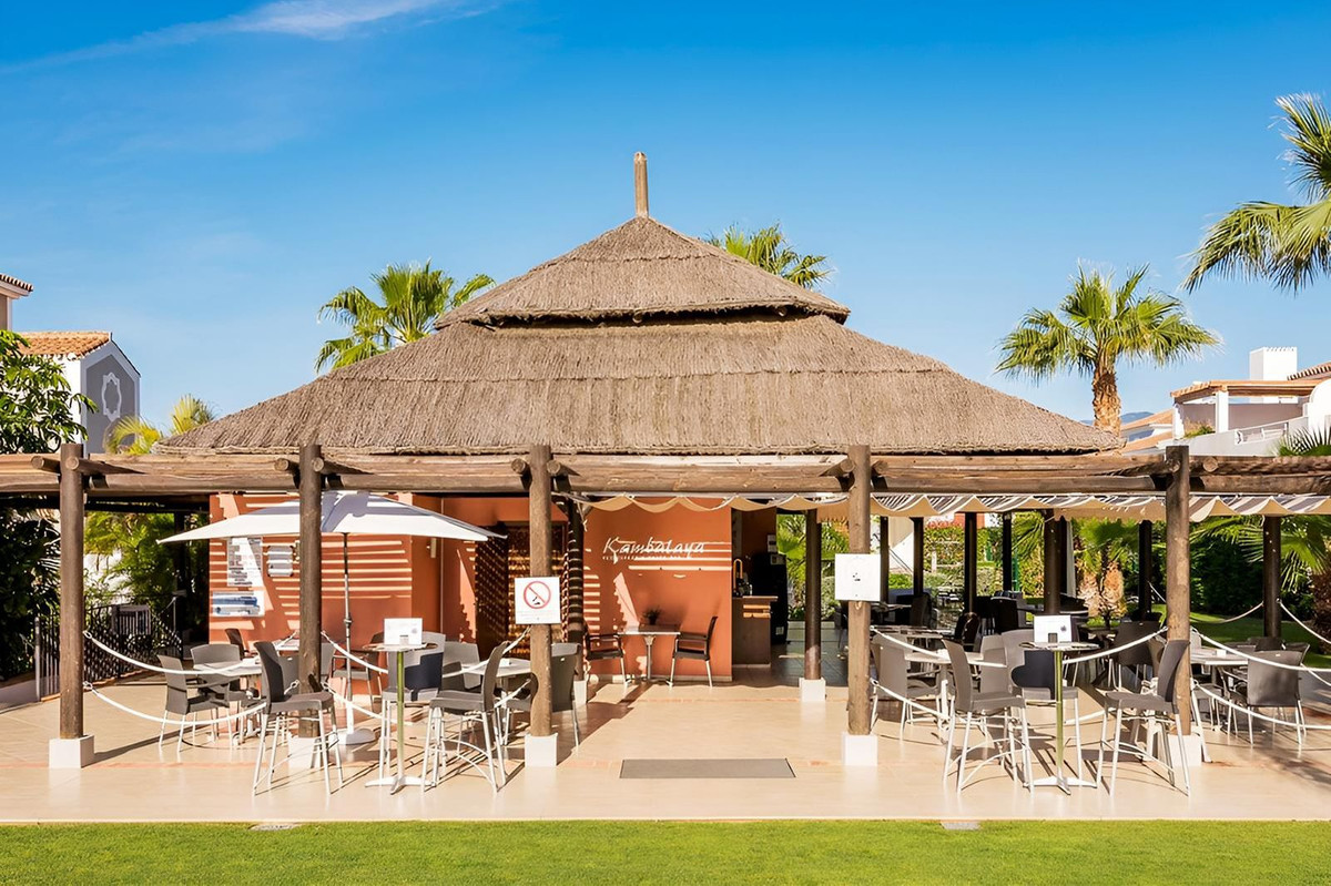 2 Bed Apartment for sale in El Paraiso Costa Del Sol, Málaga, Spain