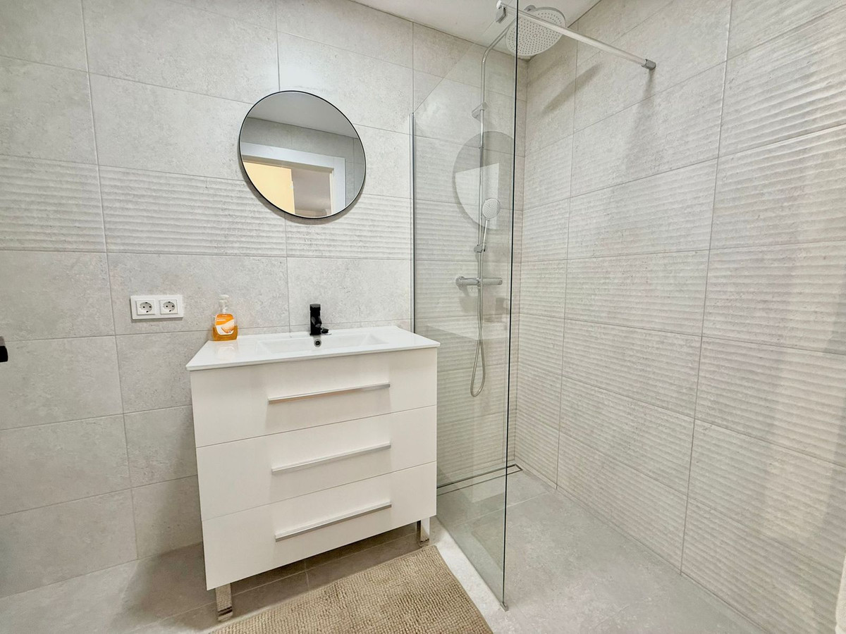 Se vende Apartamento Planta Media de 2 dormitorios en Costa Del Sol, Málaga, España