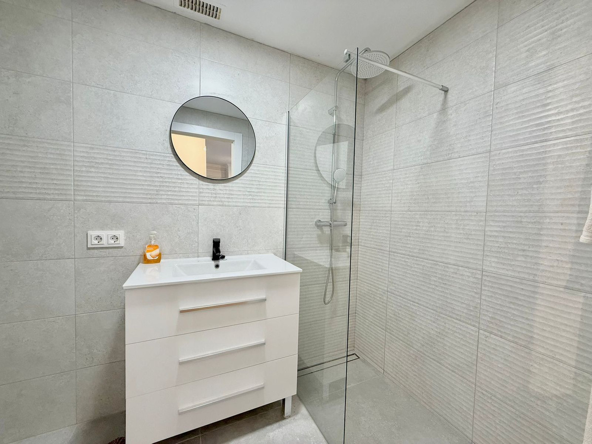 Se vende Apartamento Planta Media de 2 dormitorios en Costa Del Sol, Málaga, España