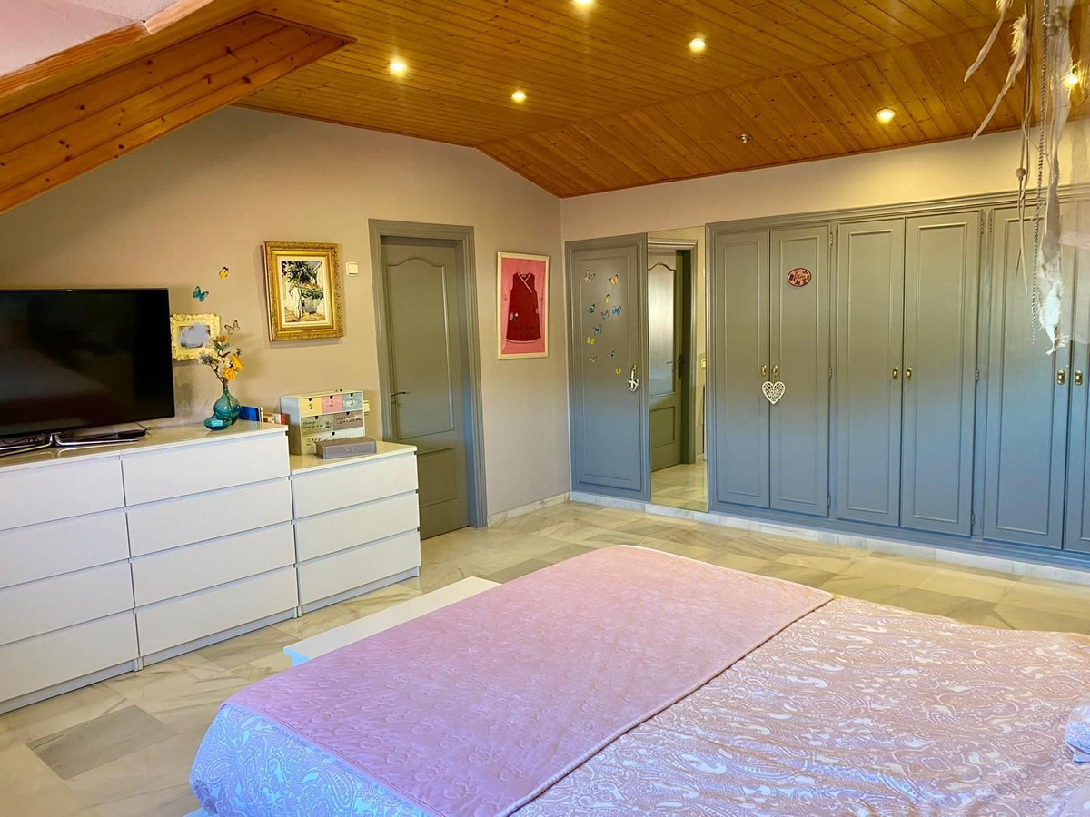 4 Bed Apartment for sale in Fuengirola Costa Del Sol, Málaga, Spain