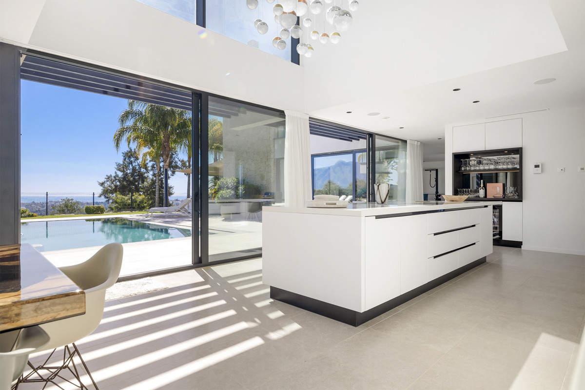 5 Bed Townhouse for sale in Benahavís Costa Del Sol, Málaga, Spain