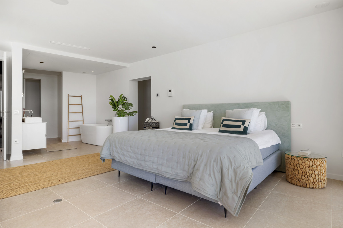 5 Bed Townhouse for sale in Benahavís Costa Del Sol, Málaga, Spain