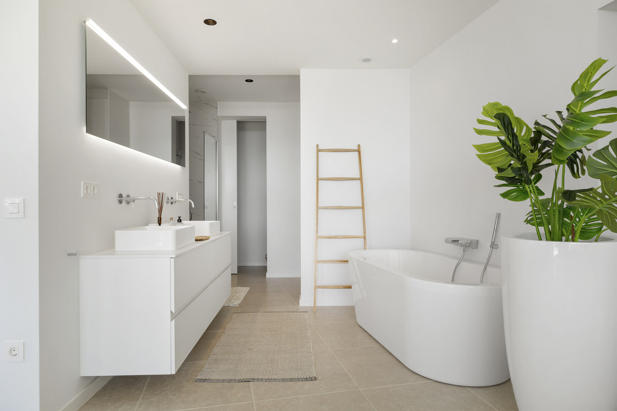 5 Bed Townhouse for sale in Benahavís Costa Del Sol, Málaga, Spain