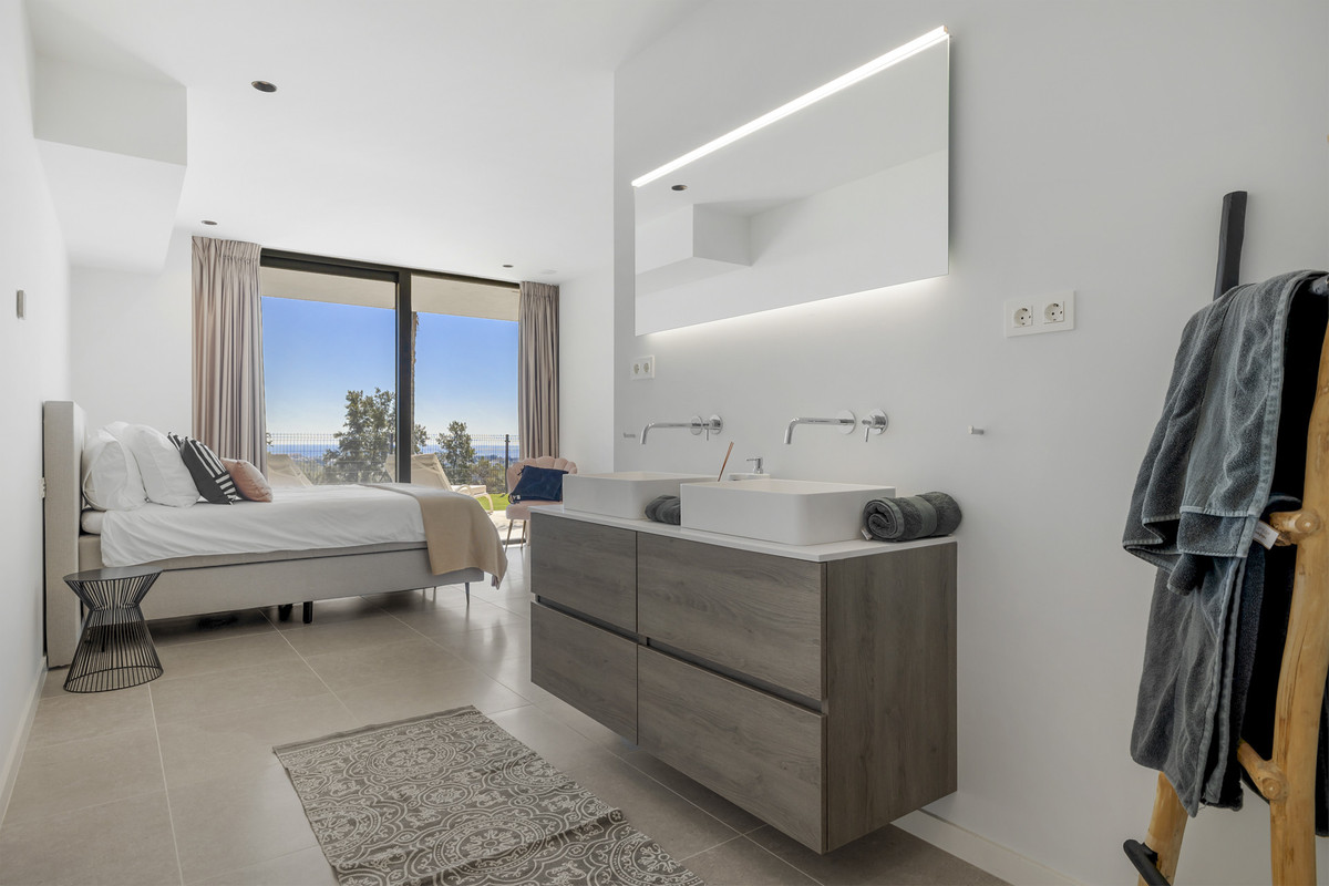 5 Bed Townhouse for sale in Benahavís Costa Del Sol, Málaga, Spain