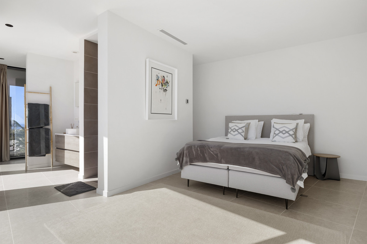 5 Bed Townhouse for sale in Benahavís Costa Del Sol, Málaga, Spain